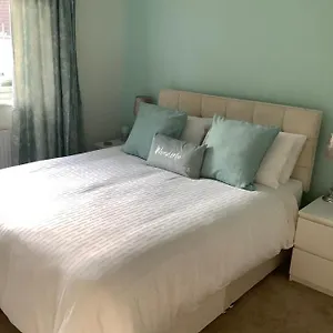 Private Room, Shared Bathroom With One Other, Tea And Coffee Making Facilities, Mini Fridge And Hairdryer, King Sized Bed With Help Yourself Continental Breakfast In Secluded Modern With Parking Homestay Bournemouth
