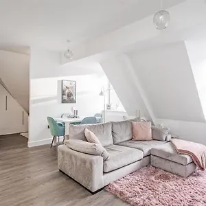 Town Centre Spacious Studio Apartment Solihull